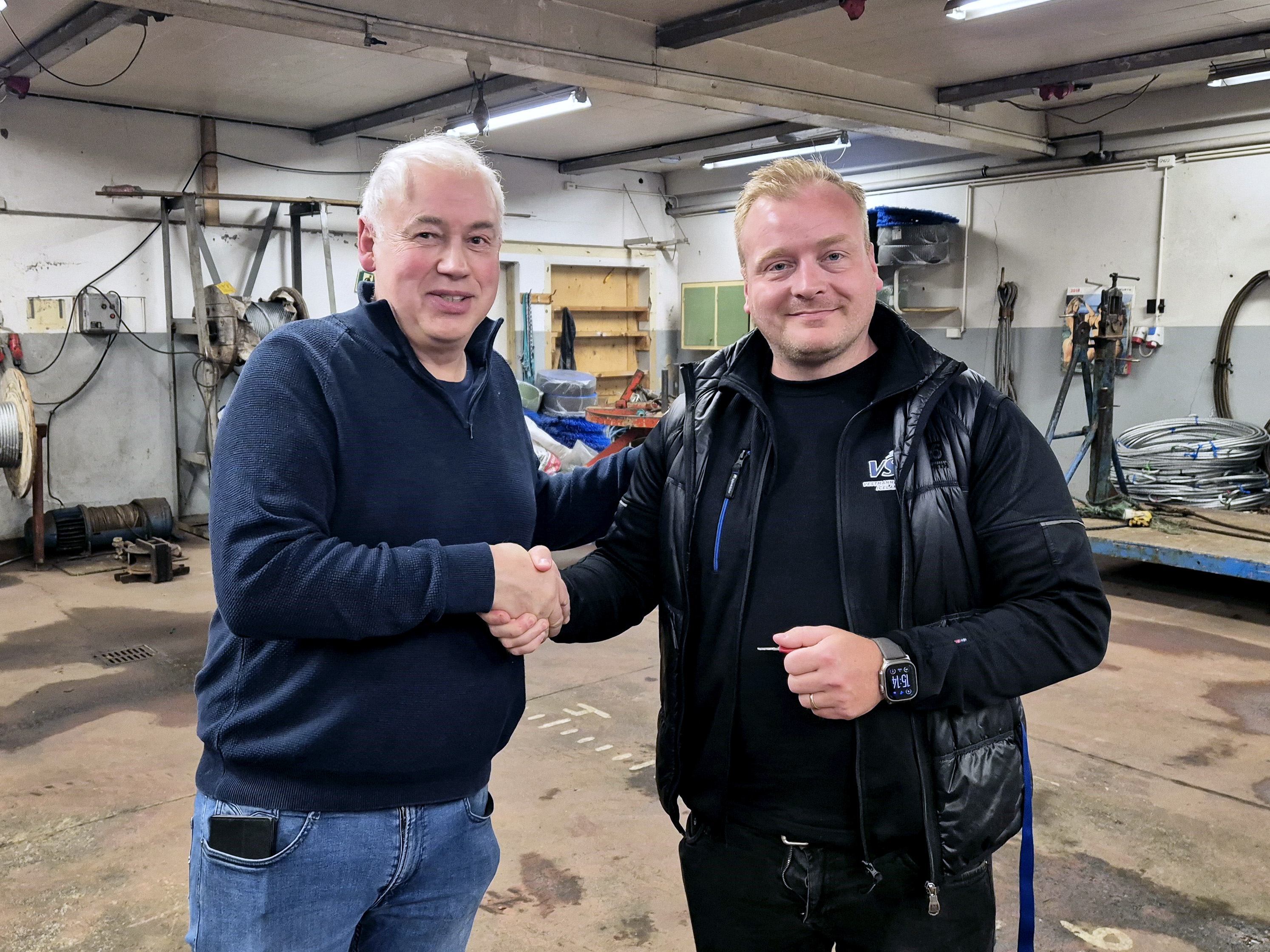 Lyklaskipti eins og þau gerast virðulegust við ráðherraskipti í Stjórnarráði Íslands: Addi afhenti Hannesi innkaupastjóra lykil til staðfestingar því að sá síðarnefndi tæki þar með við verkefnum hins fyrrnefnda.